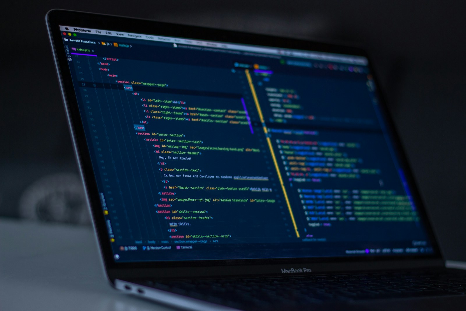 コードを表示したパソコン